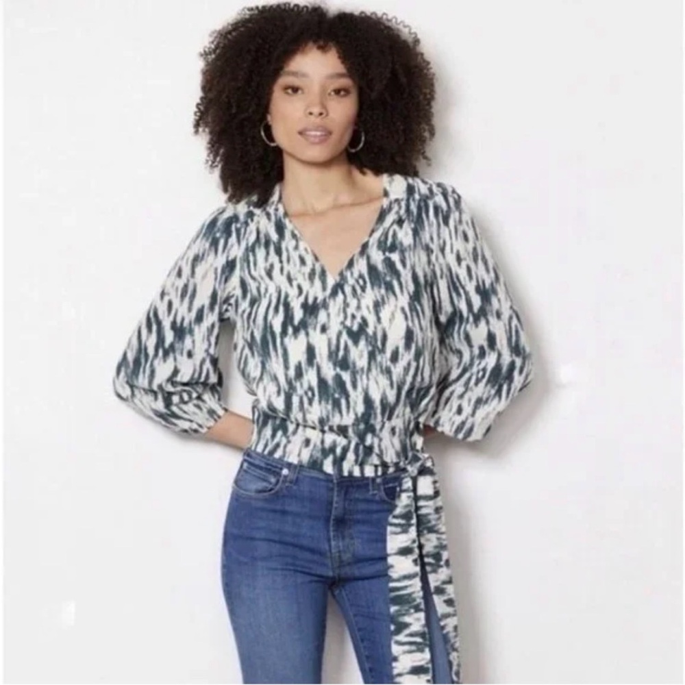 Evereve Green and White‎ Tie-Front V-Neck Blouse with Puff Sleeves
